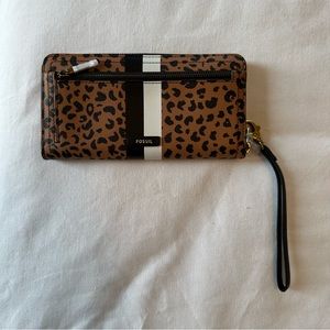 NWT Fossil zip around clutch
